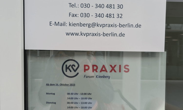 Am 16.10.2023 eröffnet endlich die erste von der Kassenärztlichen Vereinigung Berlin betriebene Hausarztpraxis im Forum Kienberg in der Neuen Grottkauer Straße 3.
